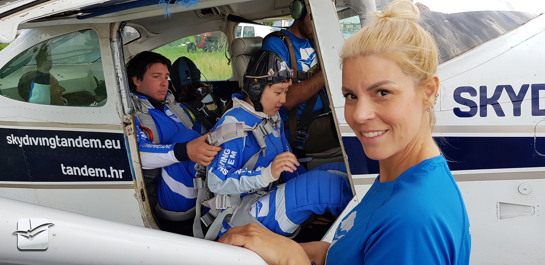 Martina-kod-aviona-aeroklub Tandem skydive croatia