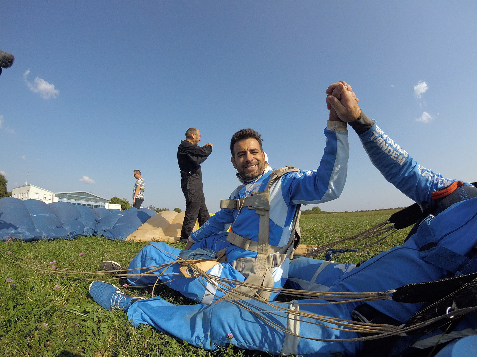 Na zemlji nakon tandem skoka Zagreb, Aeroklub Tandem, skydiving Croatia